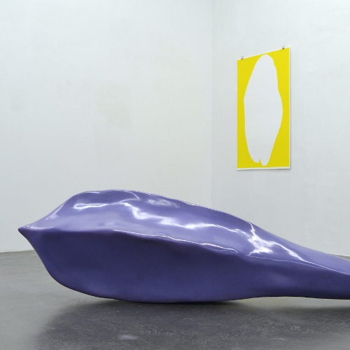 Form (violett), 2016, Skulptur, verstärkter Kunststoff, Glasfaser, Pigmente, 60 x 300 x 60 cm, Ausstellungsansicht