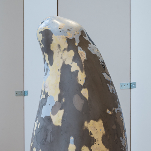 Form (Oxy + Pink), 2020, Skulptur, verstärkter Kunststoff, Metall, Pigmente, Lack, 87 x 37 x 52 cm, Ausstellungsansicht; Foto © Dirk Uebele, Kunstverein Bellevue-Saal, Wiesbaden
